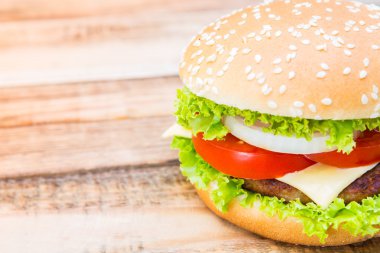 Hamburger üzerinde ahşap masa, güneş flare filtre efekti