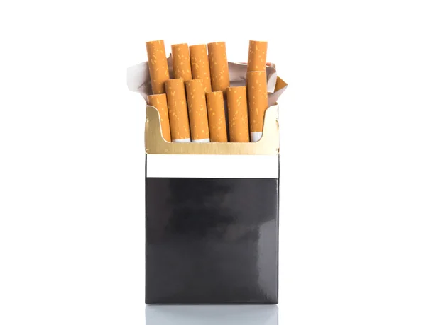 Коробка с сигаретами на белом фоне — стоковое фото
