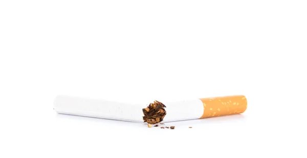 Всемирный день без табака: Разбитая сигарета, выделенная на белом фоне — стоковое фото