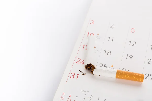 Dia Mundial sem Tabaco: cigarro quebrado no calendário — Fotografia de Stock