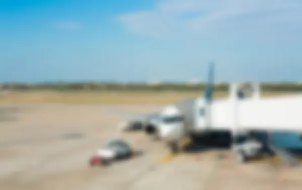 抽象的なぼかしの空港ターミナルの飛行機 — ストック写真