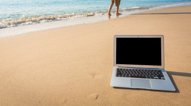 Yaz aylarında sahilde laptop