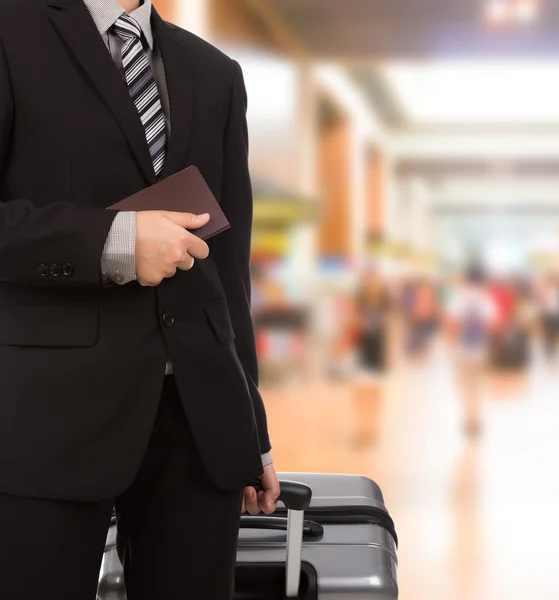 Negocios que viajan tirando de la maleta y el pasaporte — Foto de Stock