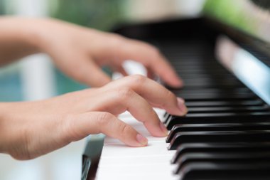 Piyano çalan kadın ellerine yakın çekim