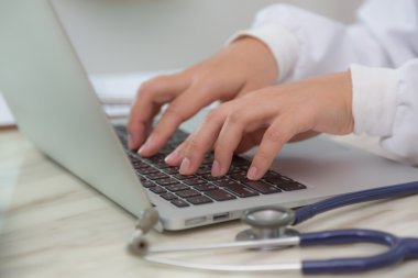 Tipik dizüstü klavye üzerinde doktor eller