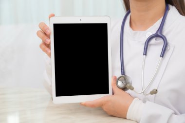 tablet bilgisayar kullanan doktor