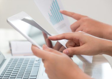 İş adamları ofiste toplanıyor.