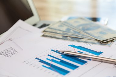 Dizüstü bilgisayar ile masada mali çizelgeleri