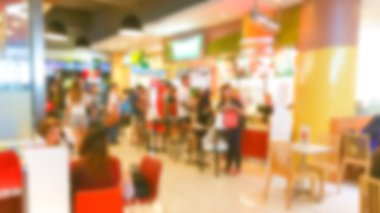 Kafenin arka planı bulanık. 