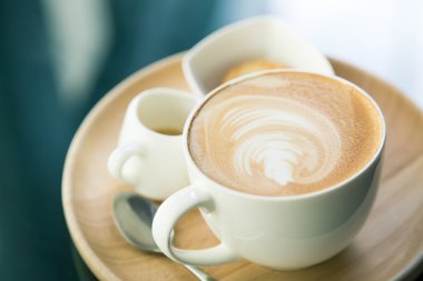 sıcak latte sanat (filtre uygulanan görüntü işlenen vintage masada kahve