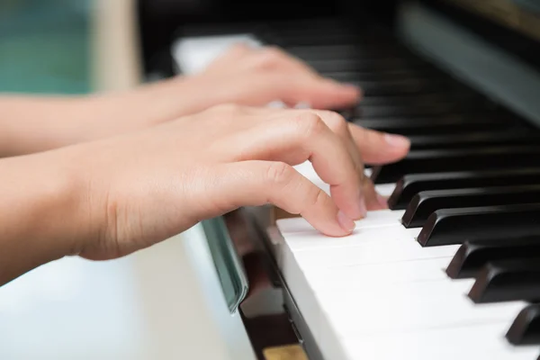 Nahaufnahme von Frauenhänden beim Klavierspielen — Stockfoto