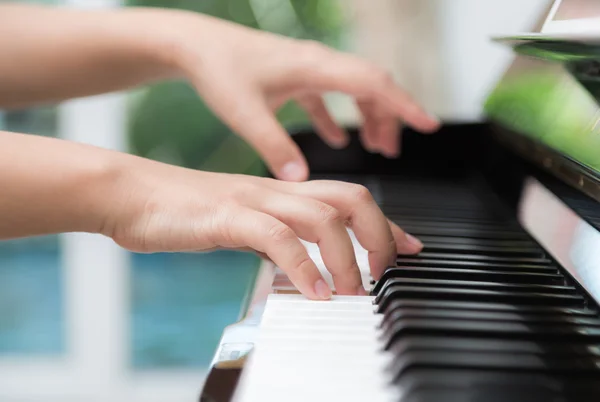 Piyano çalan kadın ellerine yakın çekim — Stok fotoğraf