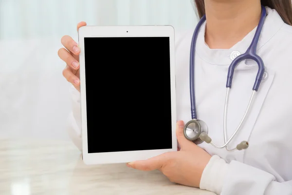 Médico usando computador tablet — Fotografia de Stock