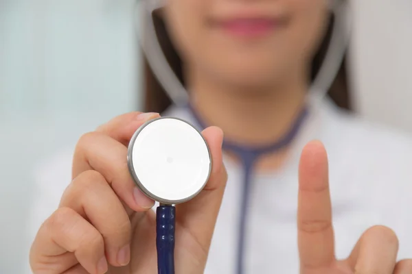 Läkare med stetoskop i händerna — Stockfoto