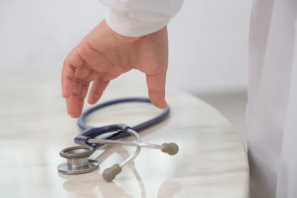 Doktor s stetoskop v rukou — Stock fotografie
