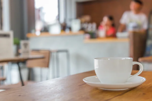 Taza de café en la mesa en la cafetería —  Fotos de Stock