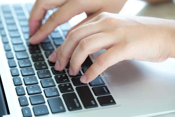 Närbild av företag kvinna hand skriva på laptop tangentbord — Stockfoto