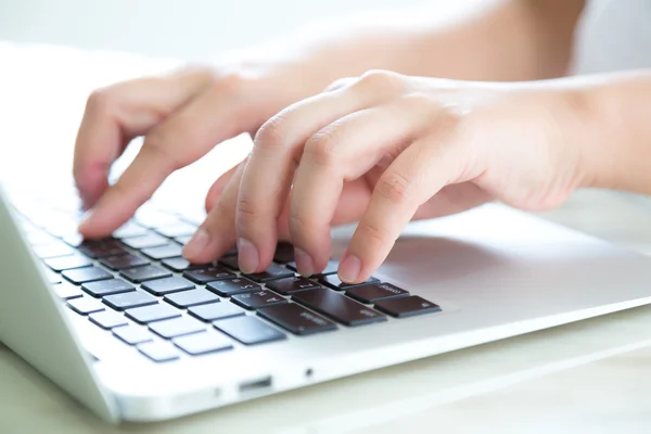 Primer plano de la mujer de negocios escribiendo a mano en el teclado del ordenador portátil — Foto de Stock