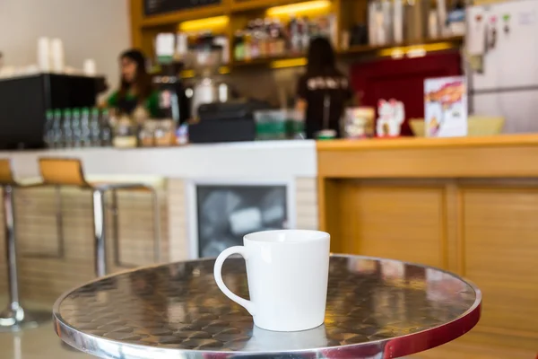 Šálek kávy na stole v kavárně — Stock fotografie