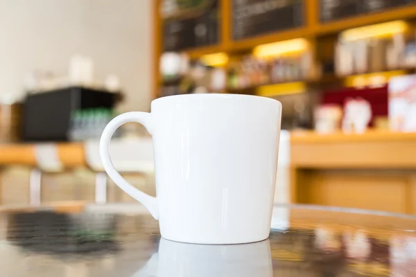 Kaffekopp på bord i café — Stockfoto