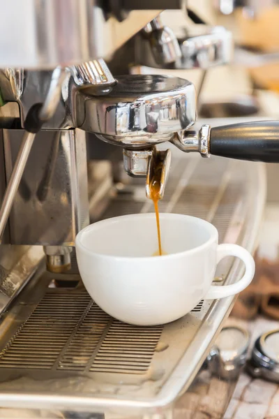 Prepares espresso in coffee shop — Stock Photo, Image