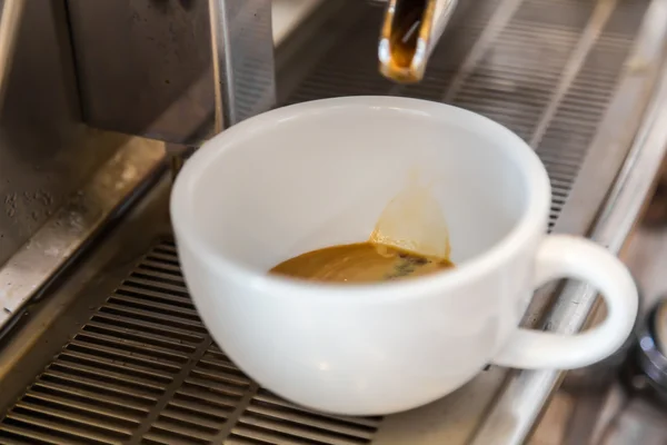 Připraví espresso v kavárně — Stock fotografie