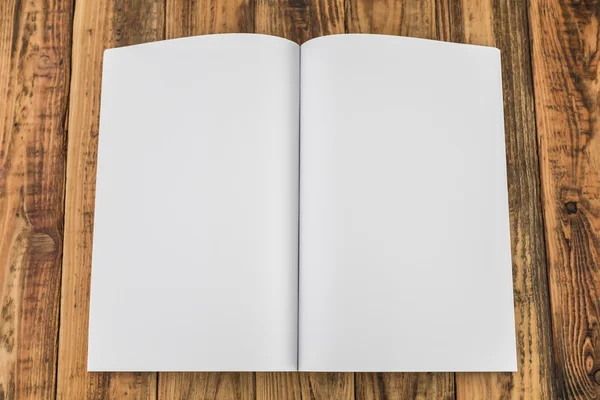 Κενό κατάλογο, περιοδικά, βιβλίο πλαστή σε φόντο ξύλου — Φωτογραφία Αρχείου