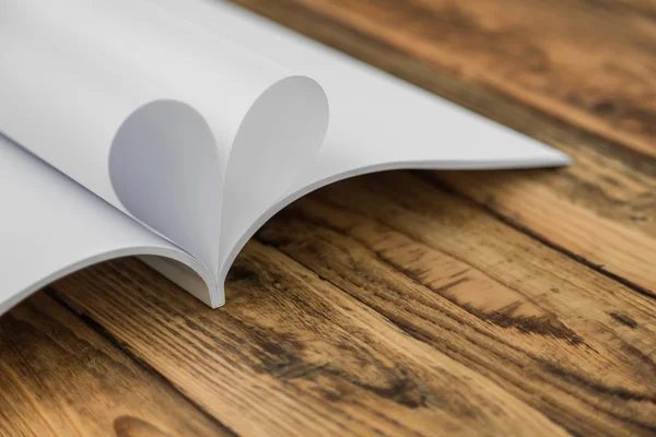 A könyv a nyitott szív alakú lapok — Stock Fotó