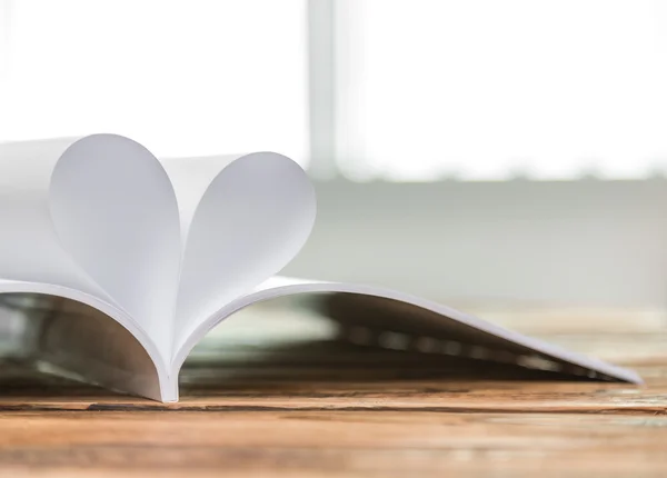 Libro con pagine aperte di forma di cuore — Foto Stock