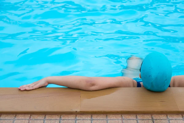 Vrouw ontspannen op het zwembad — Stockfoto