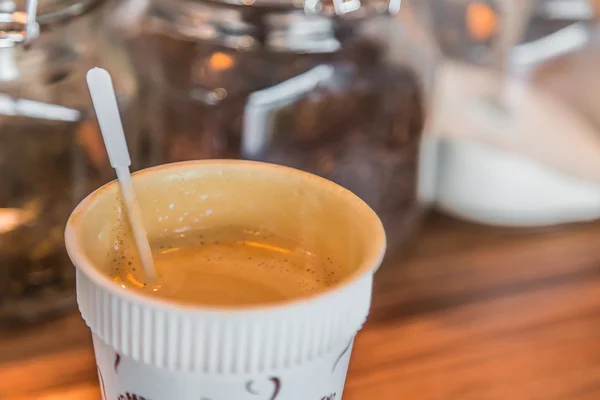 Café con leche caliente en la mesa — Foto de Stock