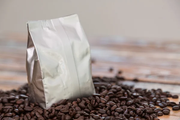 Nuevo bolso de papel de café en mesa de madera — Foto de Stock