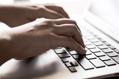İş kadın el tipik dizüstü klavye (Filte closeup