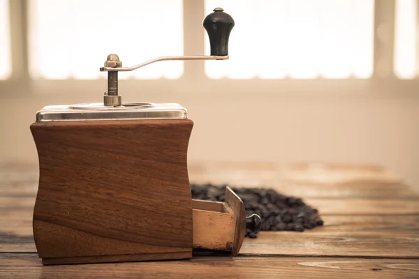 Preparazione caffè gocciolante (immagine filtrata lavorata effetto vintage — Foto Stock