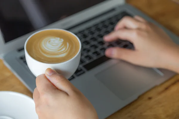 Primer plano de la mujer de negocios escribiendo a mano en el teclado portátil y el cof —  Fotos de Stock