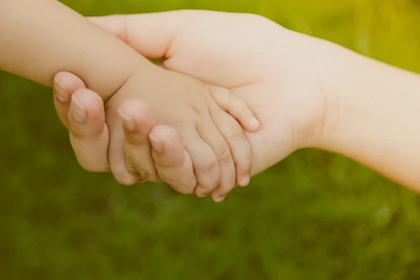 Madre che tiene la mano del bambino (immagine filtrata elaborata effetto vintage — Foto Stock