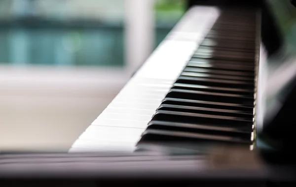 Schwarze und weiße Klaviertasten — Stockfoto