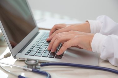 Tipik dizüstü klavye üzerinde doktor