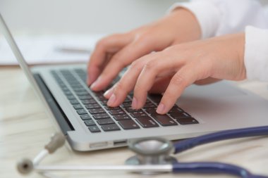 Tipik dizüstü klavye üzerinde doktor