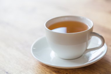 Tahta masada bir fincan çay.