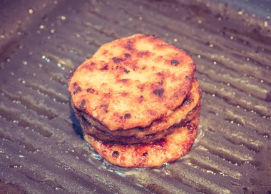 bir ızgara hamburger pan (filtre uygulanan görüntü işlenen vintage eff