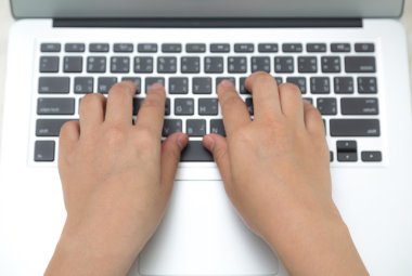 İş kadını dizüstü bilgisayarda el yazısı yazıyor.