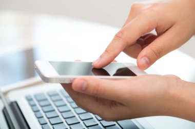 Holding ve akıllı telefon işaret eden eller