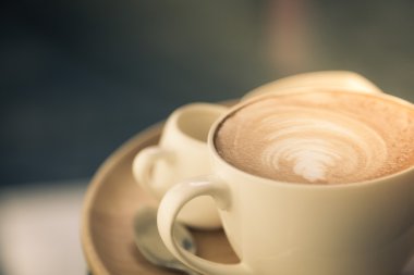 sıcak latte sanat (filtre uygulanan görüntü işlenen vintage masada kahve