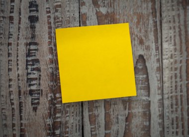 Ahşap tahta üzerinde sarı yapışkan not