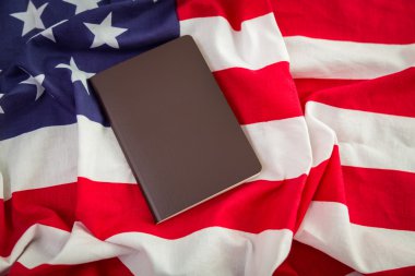 pasaport Amerikan bayrağı üzerinde