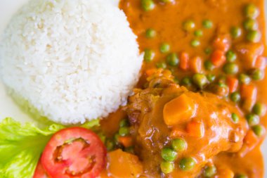 Körili tavuk pilav ile servis