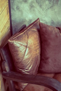 Eski duvara yakın sandalye ( Filtreli görüntü işlenmiş vintage etkisi. )