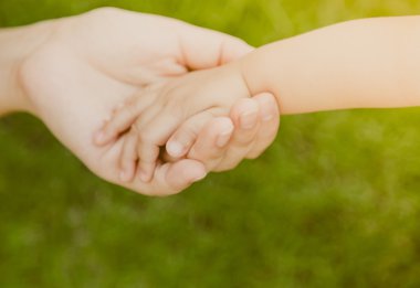 (vintage effe filtre uygulanan görüntü işlenen bebek elini tutarak anne