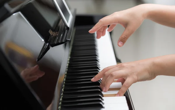 Γυναίκα τα χέρια παίζοντας πιάνο — Φωτογραφία Αρχείου
